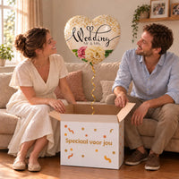 Uitpakmoment met Wedding Mr & Mrs Helium Ballon uit een cadeaudoos van Ballonnenshop.nl