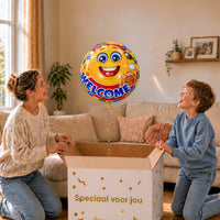 Moeder en jongen openen een cadeaudoos met een Welcome heliumballon van 45 cm met smileys.