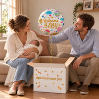 Uitpakmoment met Welcome Baby Helium Ballon uit een cadeaudoos van Ballonnenshop.nl
