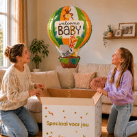 Welcome Baby Luchtballon Ballon zweeft boven een geopende cadeaudoos bij een moeder en meisje in een warme woonkamer.