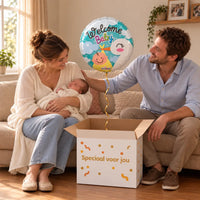 Uitpakmoment met Welcome Baby Ballon Ooievaar uit een cadeaudoos van Ballonnenshop.nl