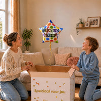 Moeder en jongen pakken een Welcome Home sterballon van 45 cm met gekleurde stippen uit.