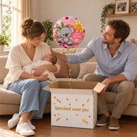 Uitpakmoment met Welkom Kleine Meid Helium Ballon uit een cadeaudoos van Ballonnenshop.nl