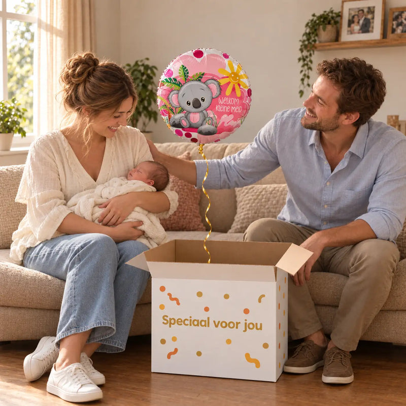 Uitpakmoment met Welkom Kleine Meid Helium Ballon uit een cadeaudoos van Ballonnenshop.nl