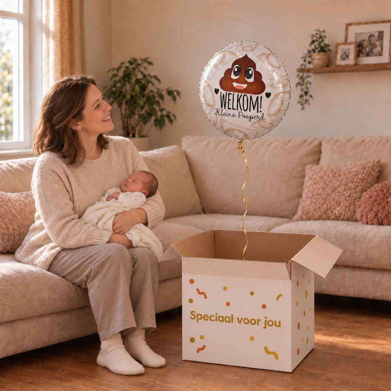 Moeder met haar pasgeboren baby bij een open cadeaudoos met de Welkom Kleine Poeperd-heliumballon.