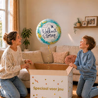 Moeder en jongen pakken een Welkom Terug heliumballon van 43 cm met vliegtuigje en wereldkaart uit.