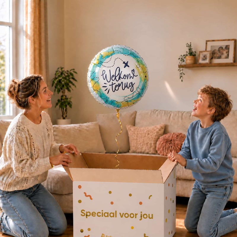 Moeder en jongen pakken een Welkom Terug heliumballon van 43 cm met vliegtuigje en wereldkaart uit.
