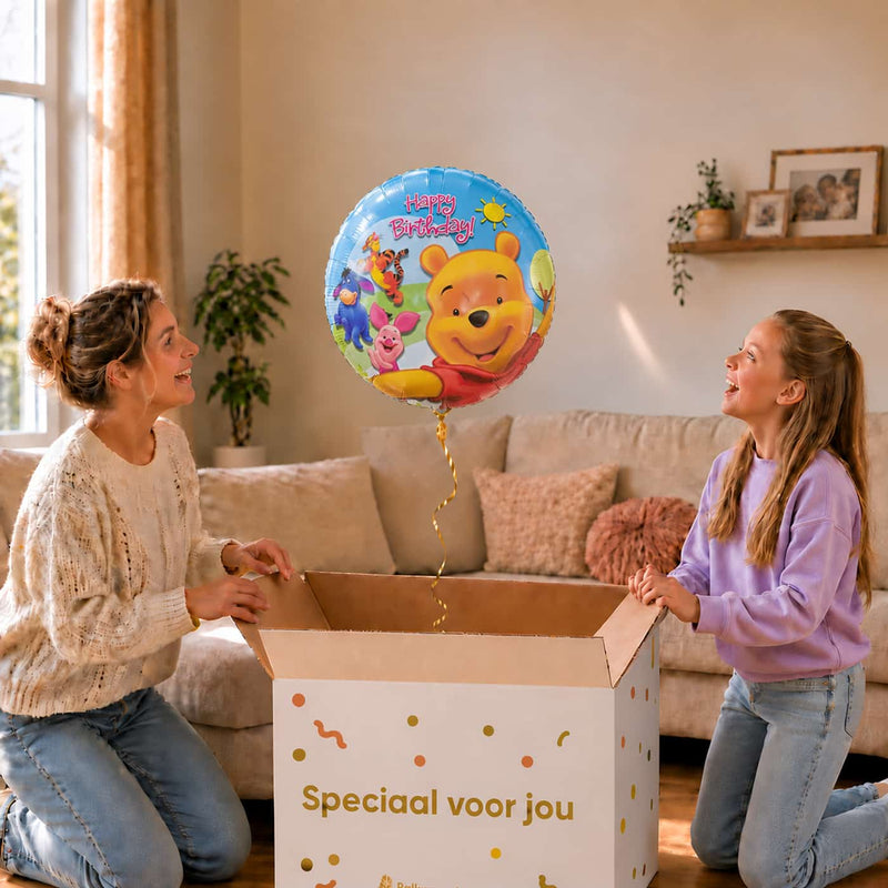 Moeder en meisje openen een cadeaudoos met een Winnie the Pooh Happy Birthday heliumballon van 45 cm.