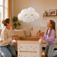 Wolk Helium Ballon – uitpakmoment met moeder en meisje in een warme woonkamer – Ballonnenshop.nl