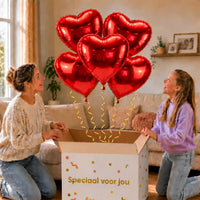 XL Ballonnentros 5 Rode Hartjes – Volle Aandacht: moeder en dochter pakken het heliumgevulde ballonnentrosje uit een Speciaal voor jou-doos, met natuurlijk gekrulde gouden linten.