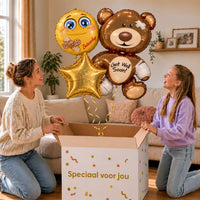 Get Well Soon Beer XL Trosje: moeder en dochter pakken het heliumgevulde ballonnentrosje uit een Speciaal voor jou-doos, met natuurlijk gekrulde gouden linten.