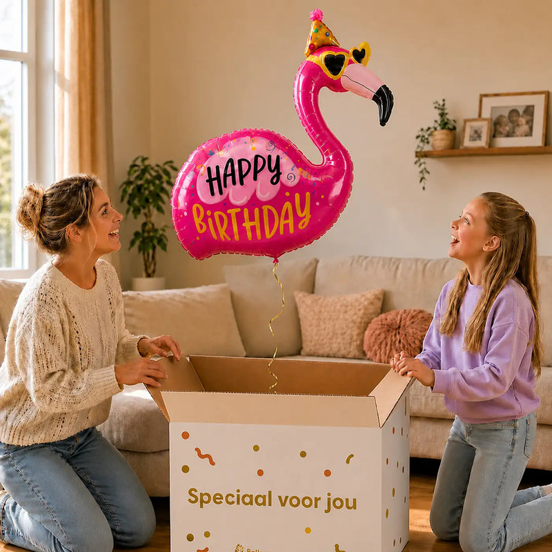 Happy Birthday Flamingo XL Ballon – uitpakmoment met moeder en meisje in een warme woonkamer – Ballonnenshop.nl