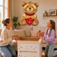 XL I Love You Beer Ballon – uitpakmoment met moeder en meisje in een warme woonkamer – Ballonnenshop.nl