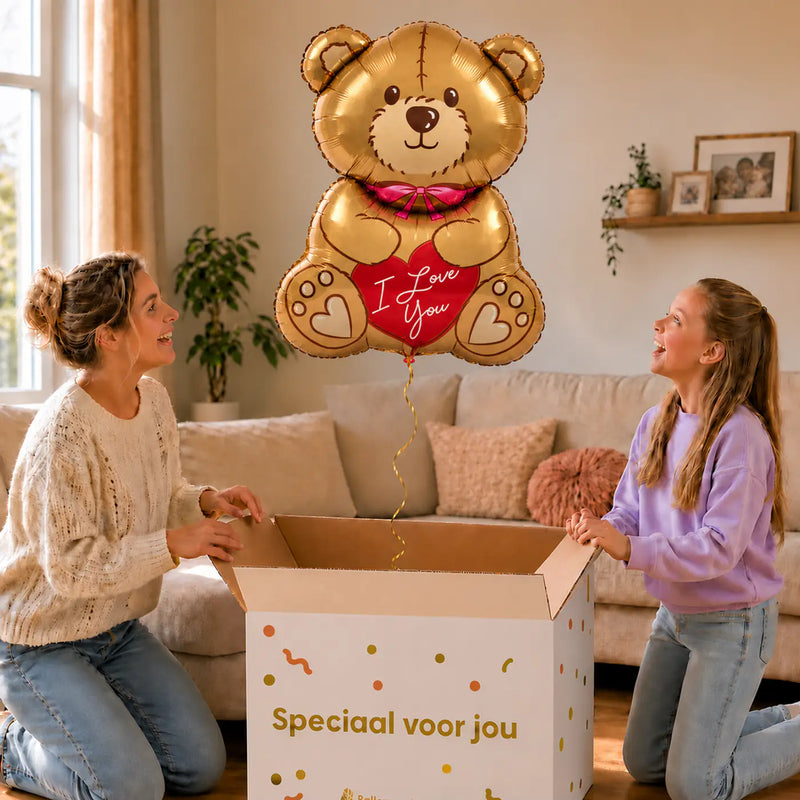 XL I Love You Beer Ballon – uitpakmoment met moeder en meisje in een warme woonkamer – Ballonnenshop.nl