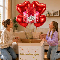 XL I Love You Cadeau Ballonnentros 5 Ballonnen: moeder en dochter pakken het heliumgevulde ballonnentrosje uit een Speciaal voor jou-doos, met natuurlijk gekrulde gouden linten.