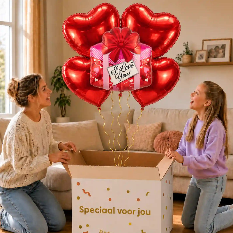 XL I Love You Cadeau Ballonnentros 5 Ballonnen: moeder en dochter pakken het heliumgevulde ballonnentrosje uit een Speciaal voor jou-doos, met natuurlijk gekrulde gouden linten.