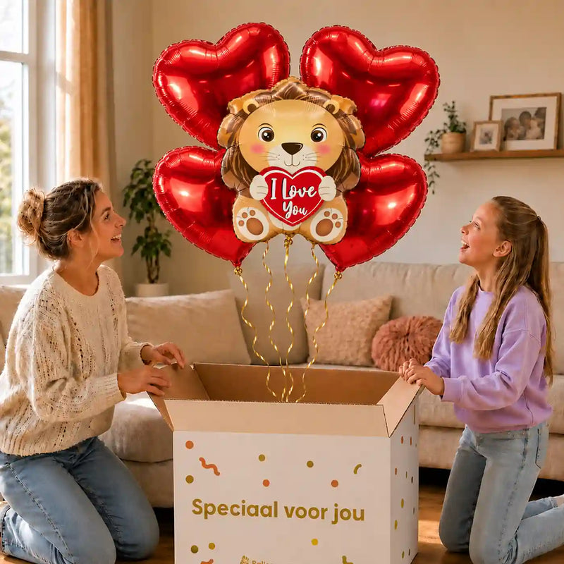 XL I Love You Leeuw Ballonnentros – Met Karakter: moeder en dochter pakken het heliumgevulde ballonnentrosje uit een Speciaal voor jou-doos, met natuurlijk gekrulde gouden linten.