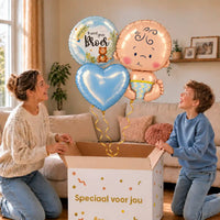 Ik Word Grote Broer Trosje: moeder en zoon pakken het heliumgevulde ballonnentrosje uit een Speciaal voor jou-doos, met natuurlijk gekrulde gouden linten.