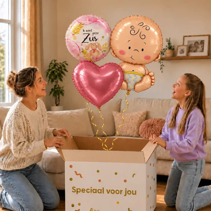 Ik Word Grote Zus Trosje: moeder en dochter pakken het heliumgevulde ballonnentrosje uit een Speciaal voor jou-doos, met natuurlijk gekrulde gouden linten.