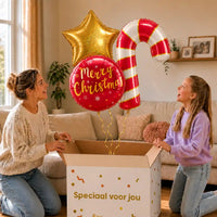 Kerst XL Trosje Helium Ballonnen: moeder en dochter pakken het heliumgevulde ballonnentrosje uit een Speciaal voor jou-doos, met natuurlijk gekrulde gouden linten.