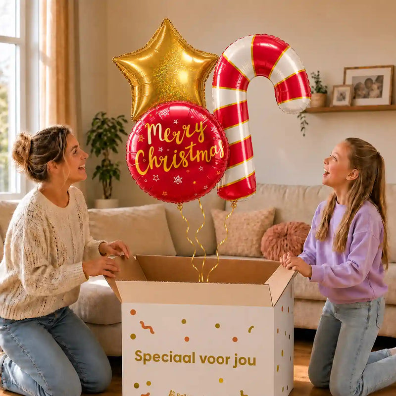 Kerst XL Trosje Helium Ballonnen: moeder en dochter pakken het heliumgevulde ballonnentrosje uit een Speciaal voor jou-doos, met natuurlijk gekrulde gouden linten.
