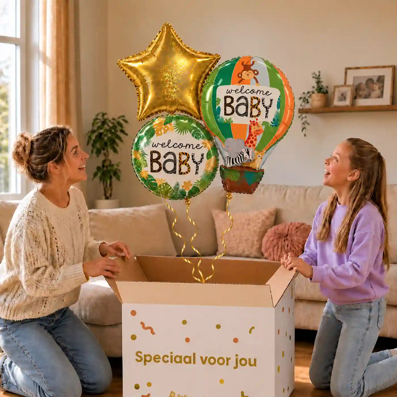 Welcome Baby Jungle Trosje: moeder en dochter pakken het heliumgevulde ballonnentrosje uit een Speciaal voor jou-doos, met natuurlijk gekrulde gouden linten.