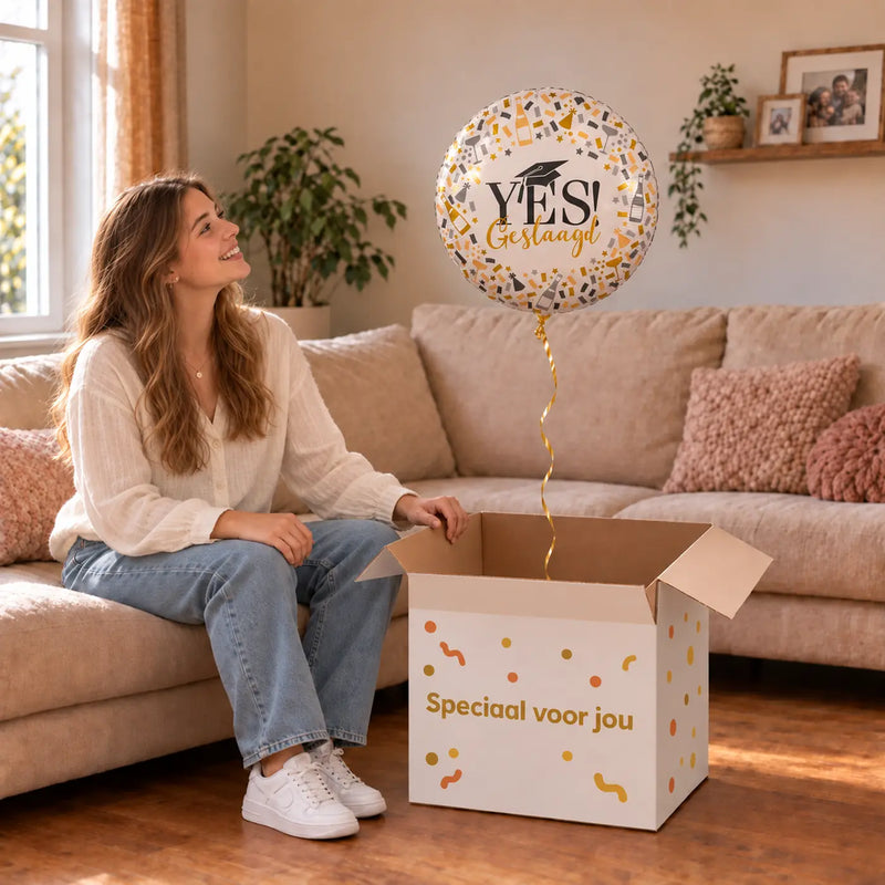 Uitpakmoment met Yes! Geslaagd Helium Ballon uit een cadeaudoos van Ballonnenshop.nl
