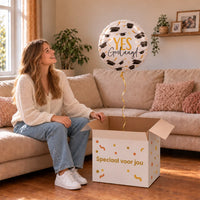 Uitpakmoment met Yes Geslaagd Helium Ballon uit een cadeaudoos van Ballonnenshop.nl