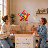 Moeder en jongen openen een cadeaudoos met een rode You Are Number One sterballon van 45 cm.