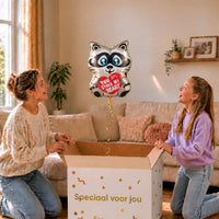 Moeder en meisje pakken een You Stole My Heart wasbeerballon van 45 cm uit.