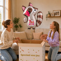 You Stole My Heart Wasbeer – Met een Zachte Knipoog – uitpakmoment met moeder en meisje in een warme woonkamer – Ballonnenshop.nl