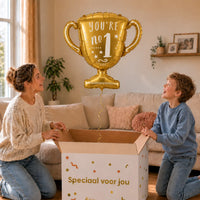 You're No.1 Trofee Ballon – uitpakmoment met moeder en jongetje in een warme woonkamer – Ballonnenshop.nl