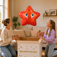 Zeester Helium Ballon – uitpakmoment met moeder en meisje in een warme woonkamer – Ballonnenshop.nl