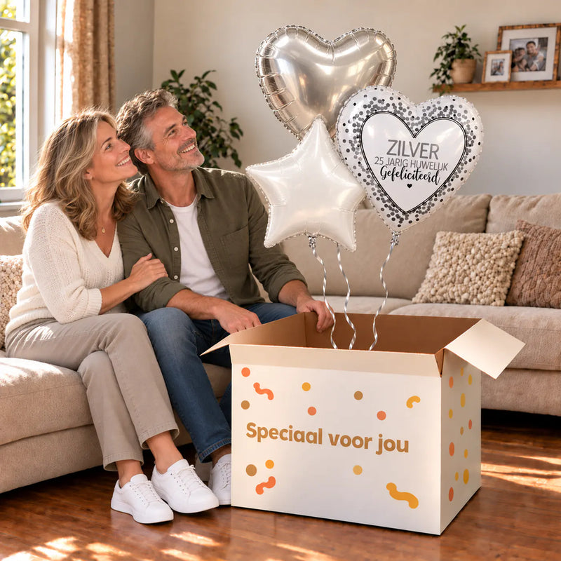 Een feestelijk huwelijksmoment met Zilver 25 Jarig Huwelijk Trosje boven een open Speciaal voor jou-doos in een warme woonkamer.