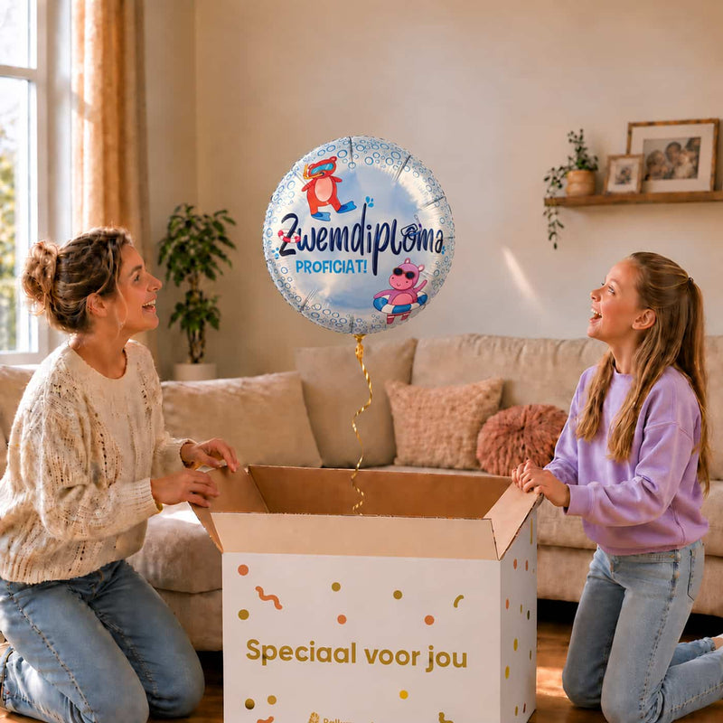Moeder en meisje pakken een Zwemdiploma Proficiat heliumballon van 46 cm uit.