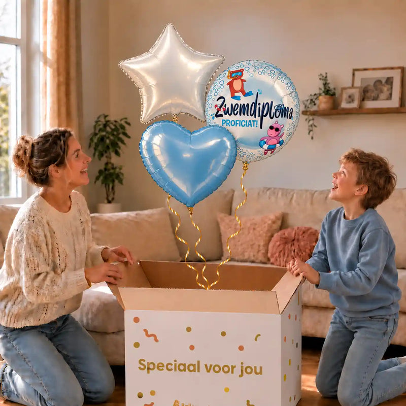 Zwemdiploma Proficiat Trosje: moeder en zoon pakken het heliumgevulde ballonnentrosje uit een Speciaal voor jou-doos, met natuurlijk gekrulde gouden linten.