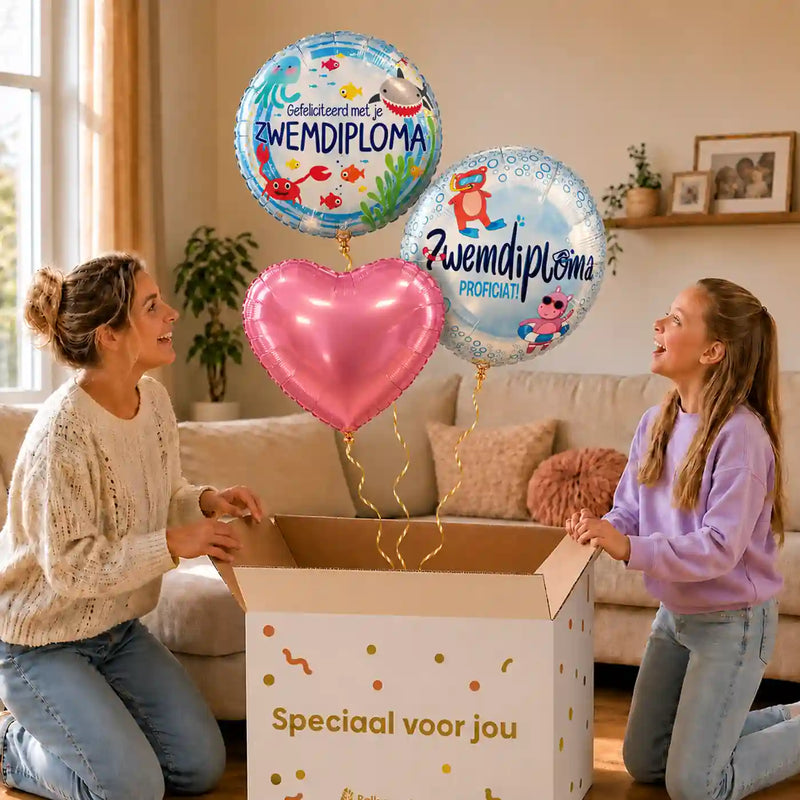 Zwemdiploma Trosje Ballonnen Roze: moeder en dochter pakken het heliumgevulde ballonnentrosje uit een Speciaal voor jou-doos, met natuurlijk gekrulde gouden linten.