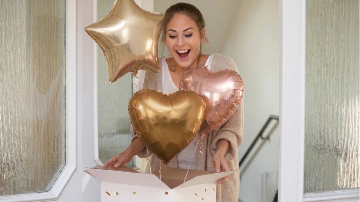Een feestelijke ballonnenverrassing wordt uit de doos gehaald